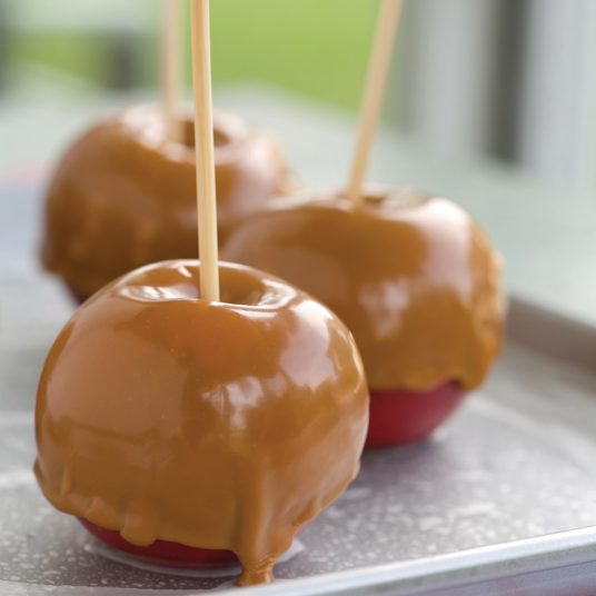CARAMEL APPLE FRAGRANCE: Crisp red apples drizzled with rich, buttery caramel. TOP NOTES: Caramel, Butter, Apple MID NOTES: Cinnamon, nutmeg BASE NOTES: Sweet, Vanilla, Butter