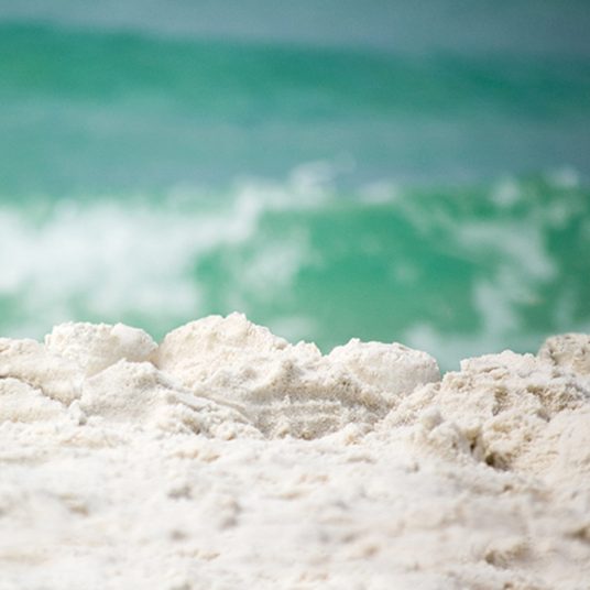 OCEAN TIDE FRAGRANCE: Tranquil water, warm sand, and tropical flowers. TOP NOTES: Peach, Plum, Black Currant, Apple MID NOTES: Night Blooming Jasmine, Honeysuckle BASE NOTES: Vanilla, Musk