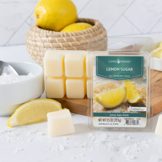 LEMON SUGAR FRAGRANCE: Fresh lemon, coarse white sugar, and soft cashmere wood. TOP NOTES: Lemon, Lime, Orange MID NOTES: Rose, Jasmine BASE NOTES: Amber, Heliotrope, Vanilla Bean