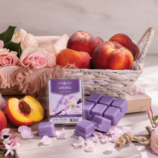 LOVE SPELL FRAGRANCE: Playful blend of lush blossoms and sweet peaches. TOP NOTES: White Peach, Bergamot, Mandarin MID NOTES: Cherry Blossom, Star jasmine, Cyclamen BASE NOTES: Fresh Breeze Accord, Exotic Musk