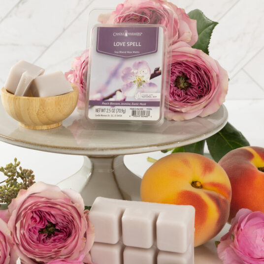 LOVE SPELL FRAGRANCE: Playful blend of lush blossoms and sweet peaches. TOP NOTES: White Peach, Bergamot, Mandarin MID NOTES: Cherry Blossom, Star jasmine, Cyclamen BASE NOTES: Fresh Breeze Accord, Exotic Musk