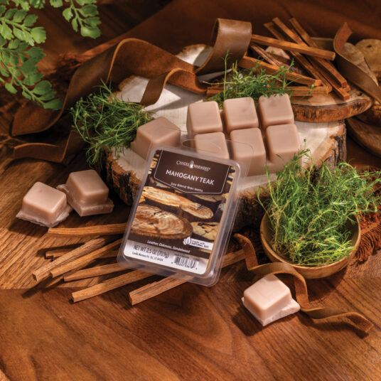 MAHOGANY TEAK FRAGRANCE: Rich tones of mahogany and teakwood softened with hints of lavender and rose. TOP NOTES: Aqueous, Marine, Lavender, Leather MID NOTES: Pine, Rose, Oakmoss BASE NOTES: Sandalwood, Jasmine, Tonka