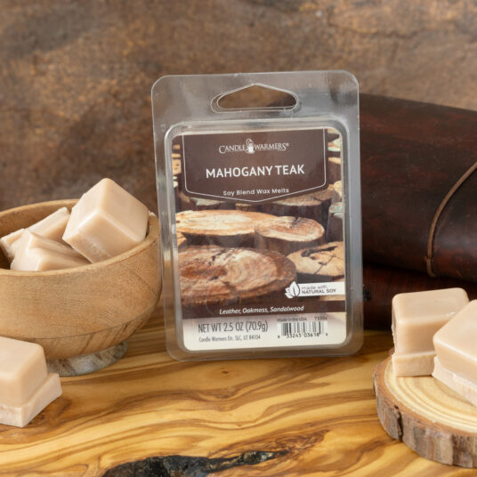 MAHOGANY TEAK FRAGRANCE: Rich tones of mahogany and teakwood softened with hints of lavender and rose. TOP NOTES: Aqueous, Marine, Lavender, Leather MID NOTES: Pine, Rose, Oakmoss BASE NOTES: Sandalwood, Jasmine, Tonka