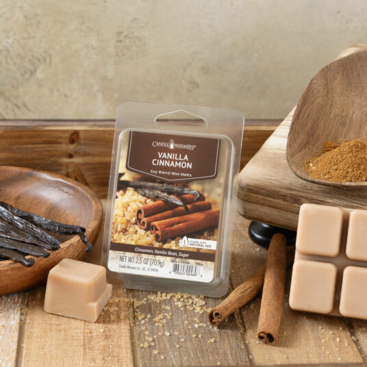 VANILLA CINNAMON FRAGRANCE: Pure vanilla bean, sweet cinnamon, and a touch of sugar. TOP NOTE: Buttery Caramel MID NOTE: Cinnamon Sugar BASE NOTE: Vanilla Cake
Melts are made of soy wax, which is both biodegradable and sustainably sourced. Each 2.5 oz melt wax has a melt time of 30 hours.