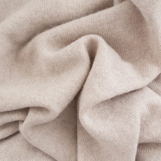 COZY CASHMERE FRAGRANCE: Warm blend of cashmere, plum blossoms, and soft amber. TOP NOTES: Lemon Sparkle, Plum Blossoms, Apricot MID NOTES: Cashmere Woods, Pink Jasmine, Orchid BASE NOTES: Amber, Sandalwood, Vanilla Cream, Musk