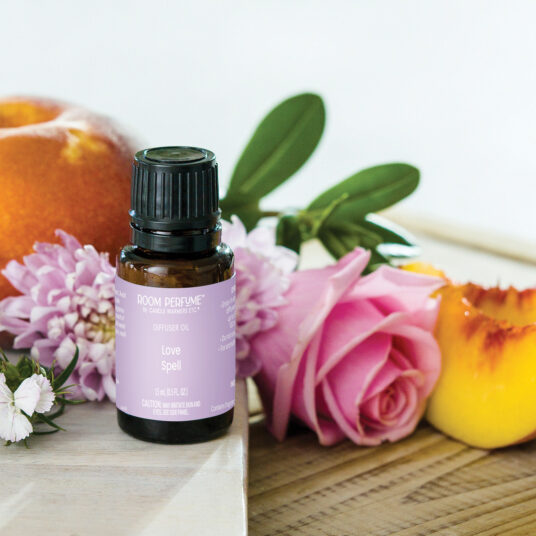 LOVE SPELL FRAGRANCE: Playful blend of lush blossoms and sweet peaches. TOP NOTES: White Peach, Bergamot, Mandarin MID NOTES: Cherry Blossom, Star jasmine, Cyclamen BASE NOTES: Fresh Breeze Accord, Exotic Musk