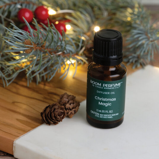 CHRISTMAS MAGIC FRAGRANCE: Christmas Magic is everything you love about Christmas. Cinnamon, nutmeg and pine top notes are softened by the fragrant scent of tea with a pinch of cloves in the middle and finished off with cardamom at the bottom. You’ll feel like you’re walking through a winter wonderland this fragrance. TOP NOTES: Apple, Ginger, Clove MID NOTES: Tea, Cinnamon BASE NOTES: Cardamom