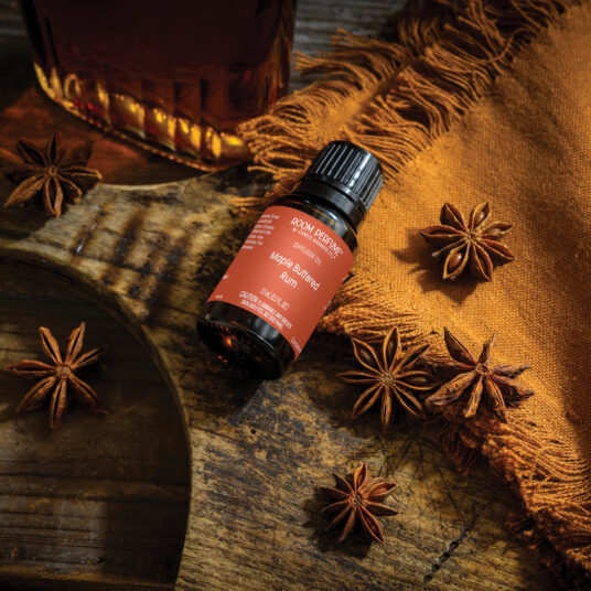 MAPLE BUTTERED RUM: Maple Buttered Rum Fragrance Oil is a warm, cozy, and spicy scent that will have you dreaming of fall. Featuring a sweet blend of maple syrup, buttery rum and cinnamon sticks, this fragrance smells just like your favorite boozy drink. TOP NOTES: Maple Syrup, Buttery Bourbon MID NOTES: Cinnamon, Nutmeg, Brown Sugar BASE NOTES: Cinnamon Stick, Clove Vanilla