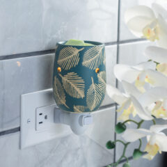 Add a luxurious glow to your home with our Pressed Leaf Pluggable Fragrance Warmer. Made from a rich peacock blue glaze, this pluggable fragrance warmer features a debossed leaf pattern and provides a warm glow to any corner of your living space.