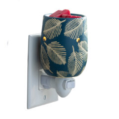 Add a luxurious glow to your home with our Pressed Leaf Pluggable Fragrance Warmer. Made from a rich peacock blue glaze, this pluggable fragrance warmer features a debossed leaf pattern and provides a warm glow to any corner of your living space.