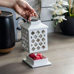 Add a touch of elegance to your home with the Trellis Lantern Canopy Illumination Warmer. Inspired by on-trend trellis patterns, this elegant warmer features a metal handle and is accented with a halogen bulb that warms wax melts in the warming dish to fill large areas with fragrance.