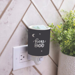 We formulated this warmer with the magic of Halloween. Watch as the colors transform from black to blue and reveal adorable ghosts! Yes, that's right, this warmer is color changing! How spook-tacular! Designed to enchant your home during the Halloween season, this