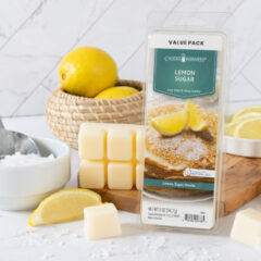 LEMON SUGAR FRAGRANCE: Fresh lemon, coarse white sugar, and soft cashmere wood. TOP NOTES: Lemon, Lime, Orange MID NOTES: Rose, Jasmine BASE NOTES: Amber, Heliotrope, Vanilla Bean