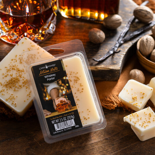 Whiskey Parlor blends rich, warm notes for a refined experience. Smooth vanilla and deep bourbon set the tone, while spicy nutmeg, sweet vanilla bean, and roasted chestnut create a cozy, inviting scent—perfect for those who enjoy the timeless charm of a classic lounge. TOP NOTES: Sweet Cream MID NOTES: Walnut, Bourbon, Vanilla Bean BASE NOTES: Vanilla, Spice