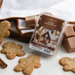 Embark on a festive journey with our Gilded Gingerbread Wax Melt! Zesty orange, crystallized ginger, clove, and cinnamon blend with creamy tonka bean and vanilla for a warm, spicy scent that fills your home with cozy holiday vibes—like stepping into a sweet gingerbread village.