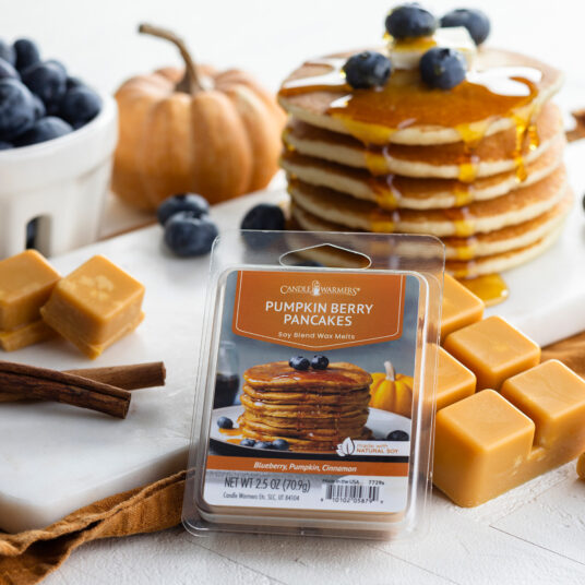 FRAGRANCE: Savor the cozy aroma of Pumpkin Berry Pancakes, where rich pumpkin blends with wild blueberries, and creamy vanilla. A medley of comforting spices adds depth, evoking the scent of fresh pancakes sizzling on a chilly morning—filling your home with sweet, spiced, buttery goodness. TOP NOTES: Blueberry, Currant, Citrus MID NOTES: Blueberry, Pumpkin, Cinnamon, Clove BASE NOTES: Pumpkin, Spice, Vanilla