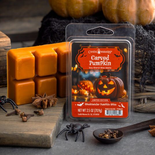 Unleash the spooky charm of Halloween with Carved Pumpkin! This eerie blend of fresh pumpkin, sweet vanilla cream, and a wicked mix of cinnamon, clove, and ginger will cast a cozy spell over your space - a cauldron of autumn magic. Perfect for setting a ghostly glow at your haunted gatherings or for chilling out on a crisp, eerie night. TOP NOTES: Cinnamon Stick, Grated Clove, Dash of Nutmeg MID NOTES: Pumpkin Pure, Orange Peel BASE NOTES: Milky Vanilla, Maple Syrup