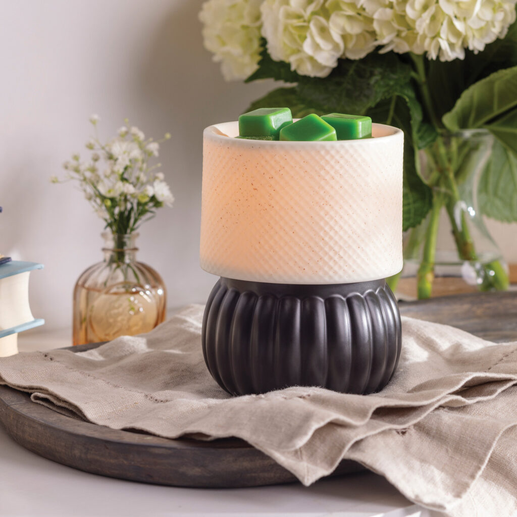 The Luxe Lamp Illumination Warmer features a chic contrast of matte black and textured white ceramic. This warmer makes a bold, stylish statement while effortlessly filling your space with fragrance.