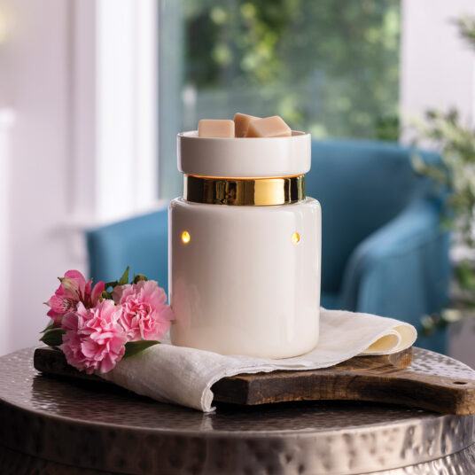 Add a touch of modern glam to your space with the White & Gold Illumination Fragrance Warmer. This sleek ceramic design features a glossy white finish accented by a reflective gold band—perfect for creating a sophisticated statement.