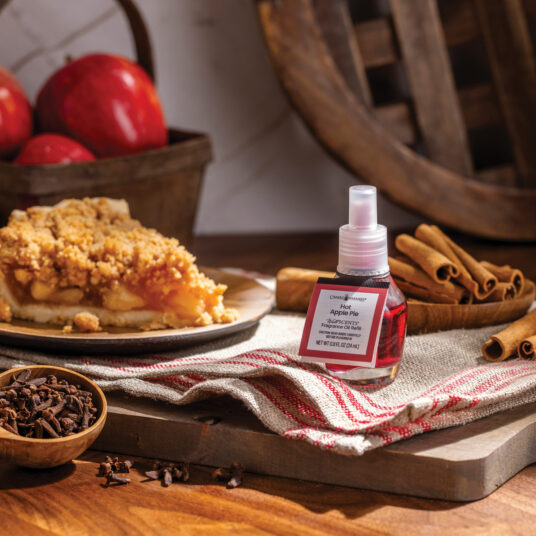 Fill your space with cozy nostalgia with Hot Apple Pie WallScents™ 24mL Fragrance Oil. Tart apple blends with cinnamon, clove, vanilla, and tonka, all wrapped in a buttery crust for irresistible warmth—just like an oven-fresh pie.