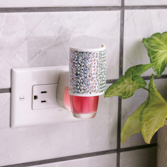 Covered in dazzling glittery accents, the Sparkle WallScents™ Warmer adds instant twinkle and shine to any room.